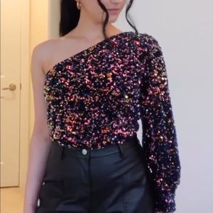 Selling this gorgeous sequined top from Zara.